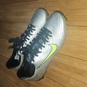 Nike soccer cleats 7y